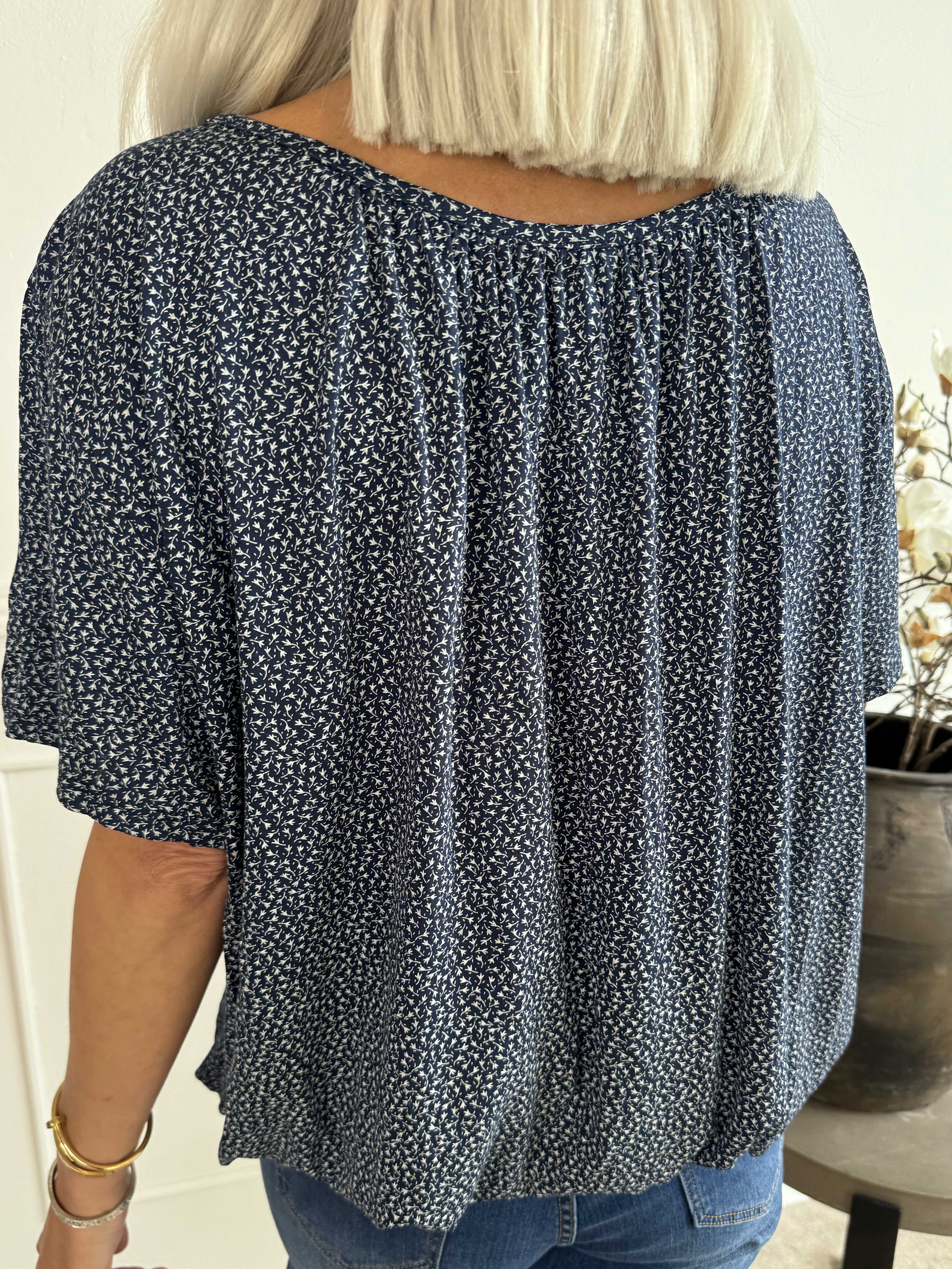Miracle Flower T-shirt - Bluse i viskose med elastik forneden